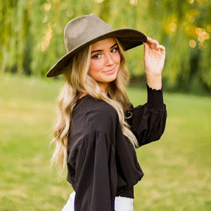 Meet your Posher, Emily